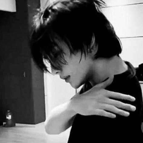 Hyunjin "When the Party's Over" Dance Shoulder Pat